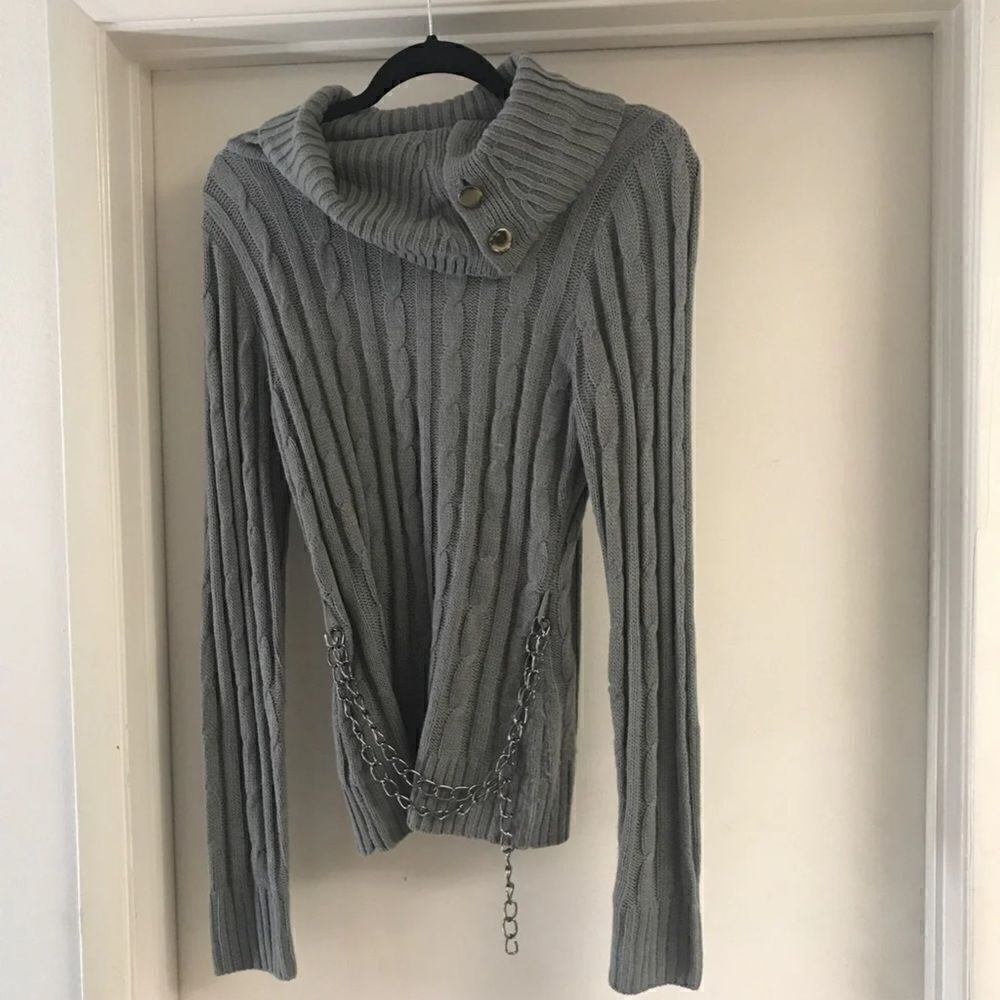 NWOT~Gray Cable Sweater with Front Chain Accents L